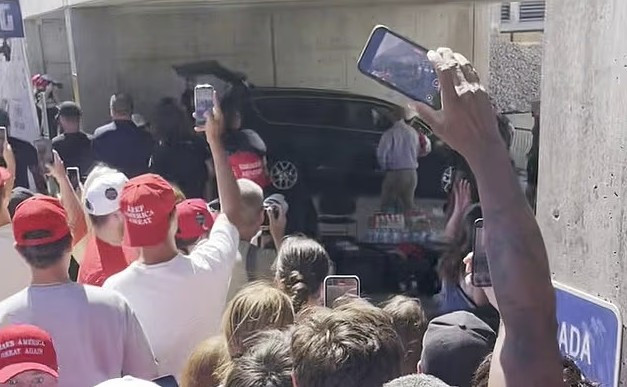 Vài giờ sau, nghi phạm thứ hai bị bắt giữ. Tuy nhiên, Giám đốc FBI Kash Patel xác nhận trên mạng X rằng cá nhân này cũng đã được thả sau quá trình thẩm vấn. Cuộc truy bắt nghi phạm vẫn tiếp diễn và các nhà chức trách đã mở cuộc điều tra. Ảnh: DM.