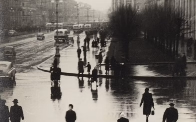 Đại lộ Nevsky Prospekt gần phố Dumskaya khá đông đúc với người và xe cộ.