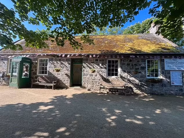 Theo cuộc điều tra dân số vào năm 2022, dân số trên đảo là 562 người, và thường tăng gấp đôi trong "mùa du lịch". Trong ảnh là Văn phòng du lịch trên đảo Sark.