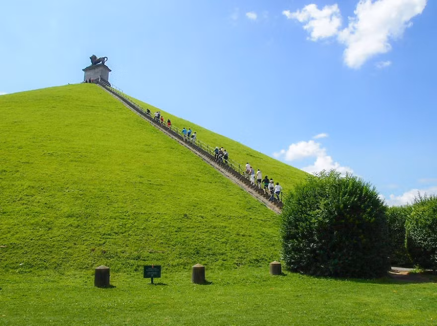 Trong ảnh là Đồi Sư Tử - dấu tích cũng như biểu tượng hào hùng của trận chiến Waterloo năm 1815.