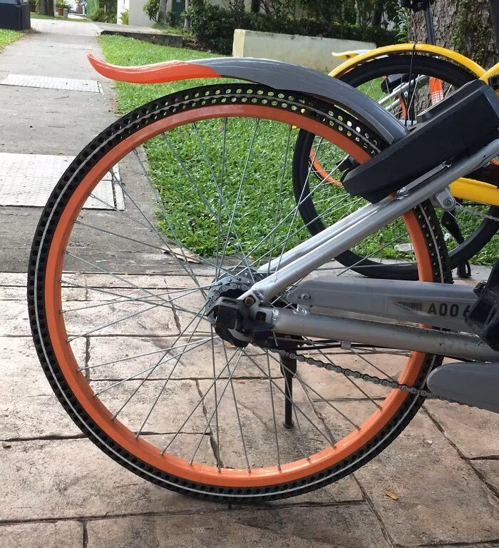 Lốp không săm của xe đạp cho thuê ở Singapore.