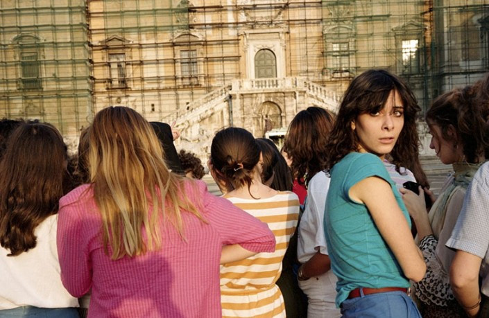 Cô gái trẻ dường như bất ngờ khi thấy ống kính.