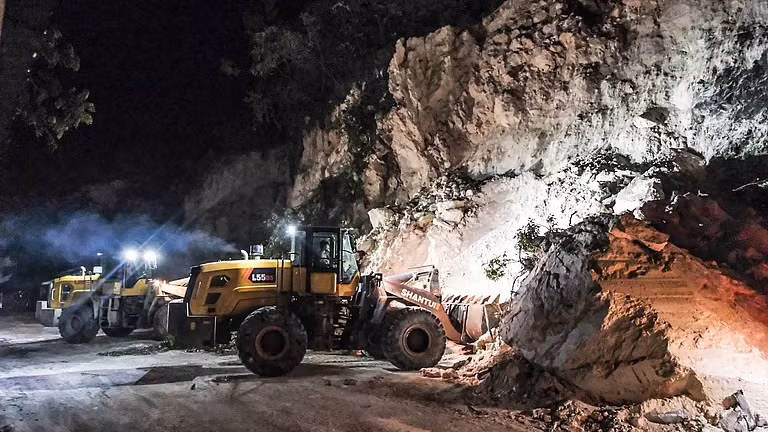 Quân đội, cảnh sát và các tình nguyện viện đều được huy động tham gia vào công tác tìm kiếm cứu hộ. Ảnh: Sunstar.