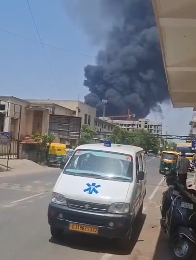 Những bức ảnh khác cho thấy, khói đen ngùn ngùn bốc lên từ khu vực nơi chiếc phi cơ gặp nạn. Ảnh: DM.