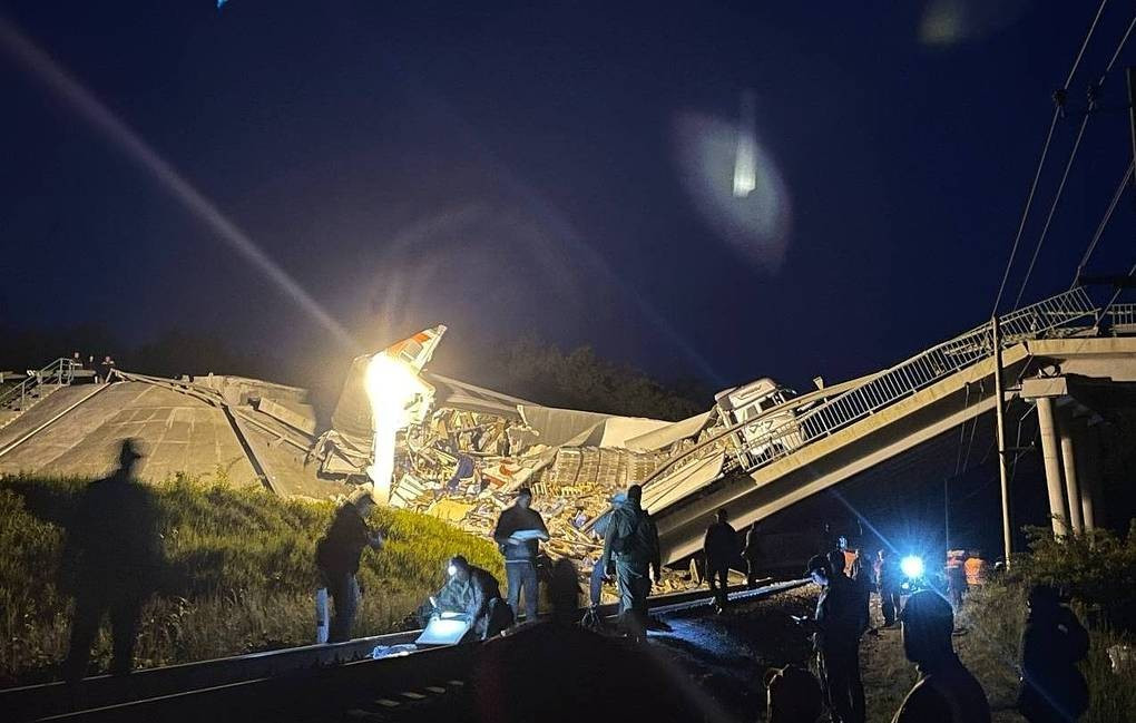 “Toa đầu tiên bị trật bánh hoàn toàn, toa thứ hai bị lật, và toa thứ ba cũng bị va chạm… Hành khách trên toa từ một đến mười đều bị ảnh hưởng", nhân chứng kể lại. Ảnh: Tass.