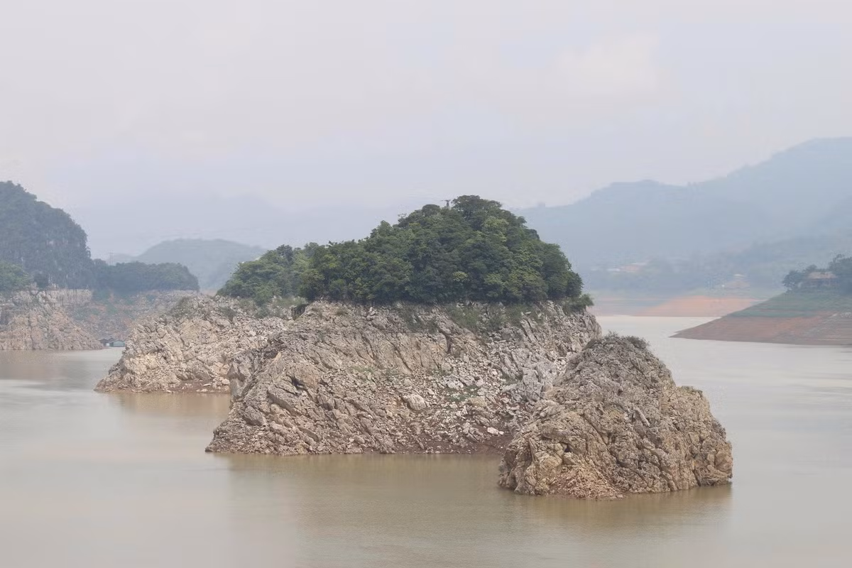 Ông Hạnh cho biết thêm, mọi năm, tầm này nước còn mấp mé bến. Tàu thuyền chạy đón khách tấp nập. Năm nay, nước cạn, khách du lịch phải đi hơn 100m qua bãi đất từ bến thuyền xuống tàu. Khi đến điểm tham quan, khách phải leo dốc hơn 100m nữa, khiến ai cũng ái ngại.