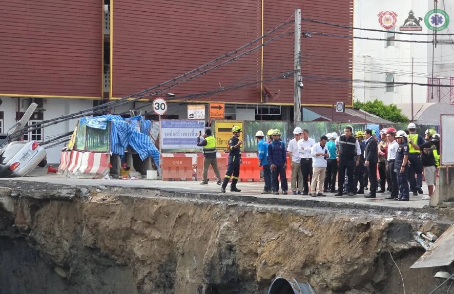 Thống đốc Bangkok Chatchart Sittipunt cùng các quan chức của Cục Phòng chống và Giảm nhẹ Thiên tai đã đến hiện trường vào khoảng 8h30 sáng 24/9 để đánh giá thiệt hại và giám sát các hoạt động ứng phó khẩn cấp. Ảnh: The Nation.