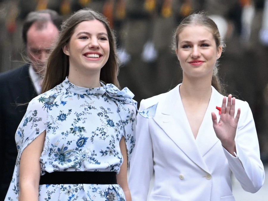 Công chúa Sofia vẫn chưa chia sẻ về kế hoạch sau khi tốt nghiệp trường UWC Atlantic. Ảnh: Sofia chụp cùng chị gái, Công chúa Leonor. Ảnh: HM.