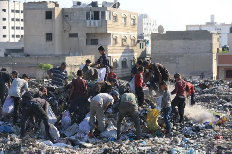 Đám đông bới bãi rác phía sau chợ Firas ở thành phố Gaza. Ảnh: Anadolu.