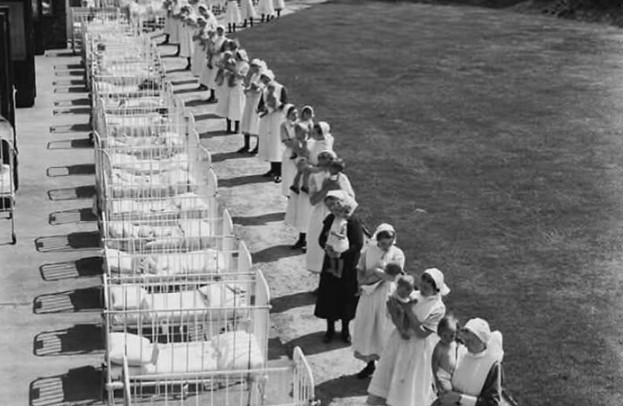 Vào những năm 1950, nữ y tá người Anh, Jean Ward, phát hiện ra rằng ánh sáng giúp giảm tình trạng vàng da ở trẻ sơ sinh, từ đó đặt nền móng cho liệu pháp quang học hiện đại để điều trị căn bệnh này.