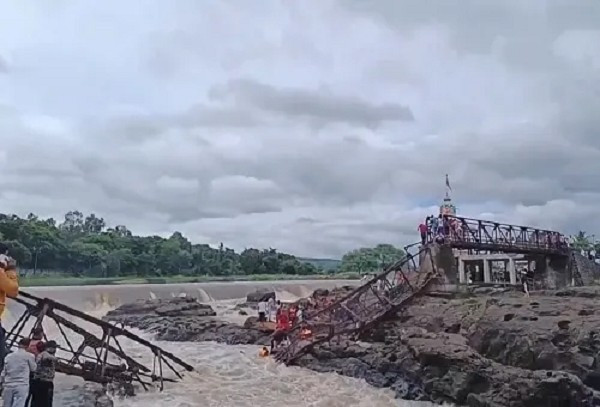 Cầu vừa sập là một cây cầu cũ và đổ nát, nguyên nhân khiến nó bị sập có thể là do lượng người trên cầu khi đó quá đông. Được biết, kế hoạch xây dựng một cây cầu mới bắc qua sông đã được phê duyệt. Ảnh: ANI.