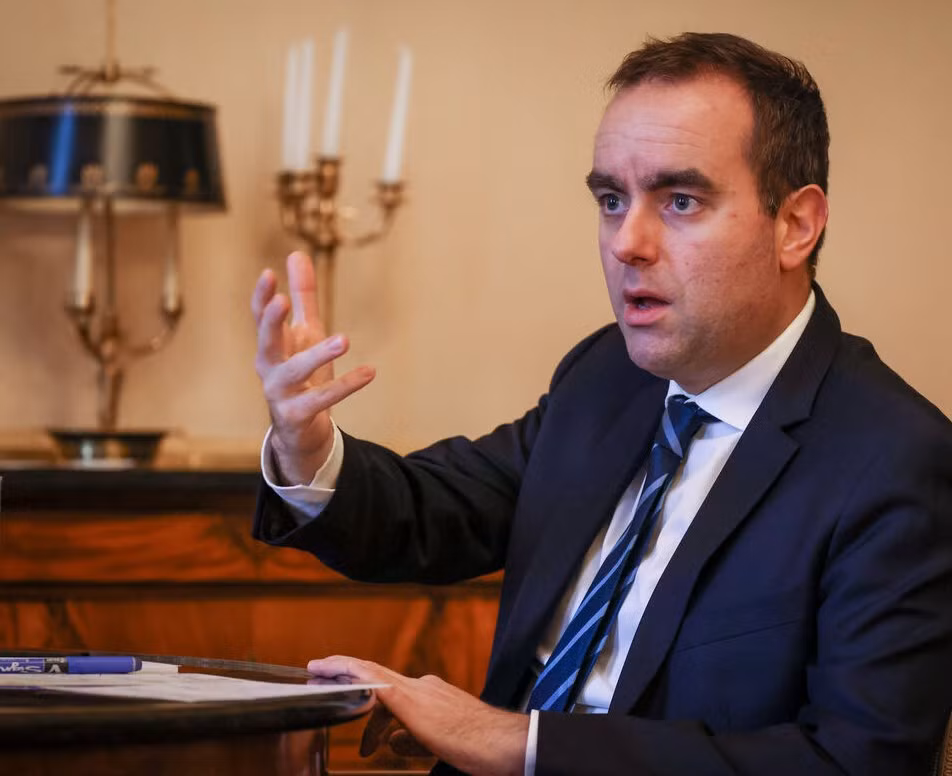 Tân Thủ tướng Pháp Lecornu sinh năm 1986 tại Eaubonne, tỉnh Val-d'Oise. Ông tốt nghiệp cử nhân kinh tế và khoa học xã hội, lấy bằng luật và sau đó bắt đầu chương trình thạc sĩ luật công tại Đại học Panthéon-Assas. Ảnh: LP.