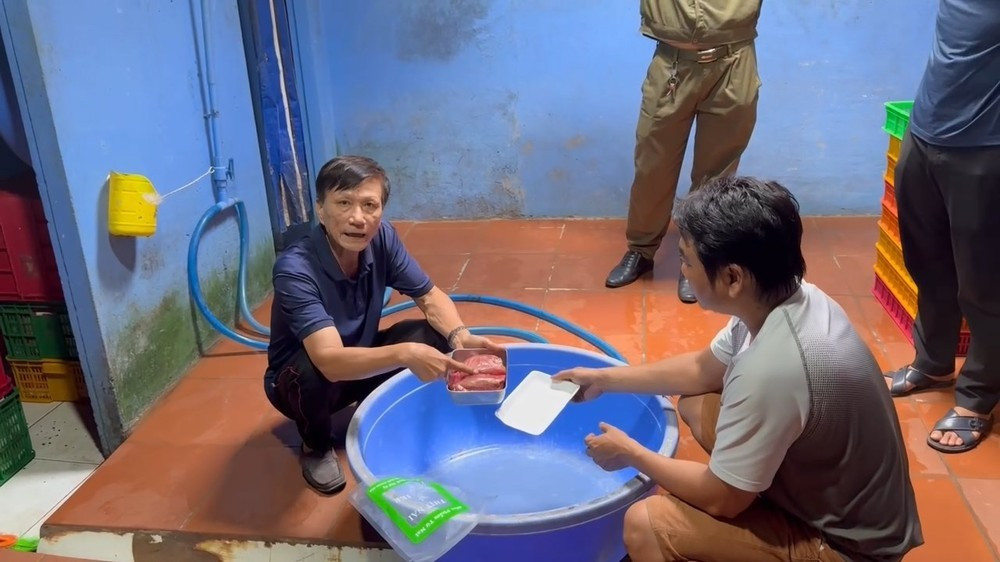 Ông Thắng (bên trái) cho biết tự tay biến thịt heo thành thịt nai tại cơ sở sản xuất. Ảnh: CA