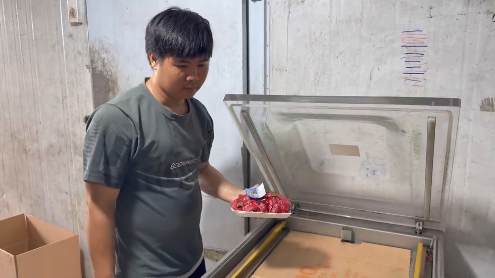 Sau đó, Phong hút chân không rồi đưa ra thị trường. Ảnh: CA