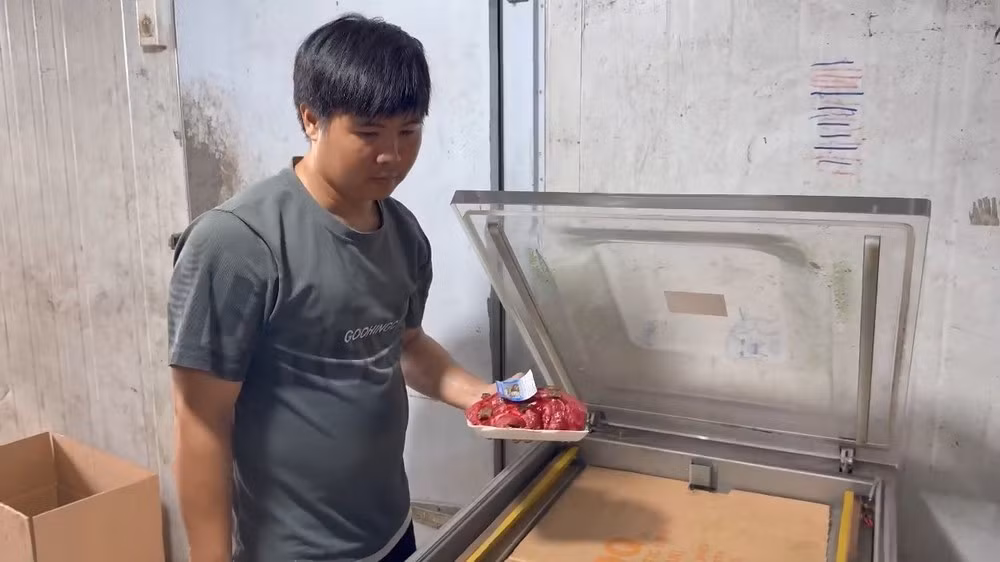 Sau đó, Phong hút chân không rồi đưa ra thị trường. Ảnh: CA