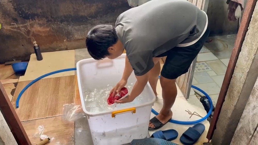 Phong tự tay "phù phép" thịt heo thành thịt nhím tại cơ sở của mình. Ảnh: CA