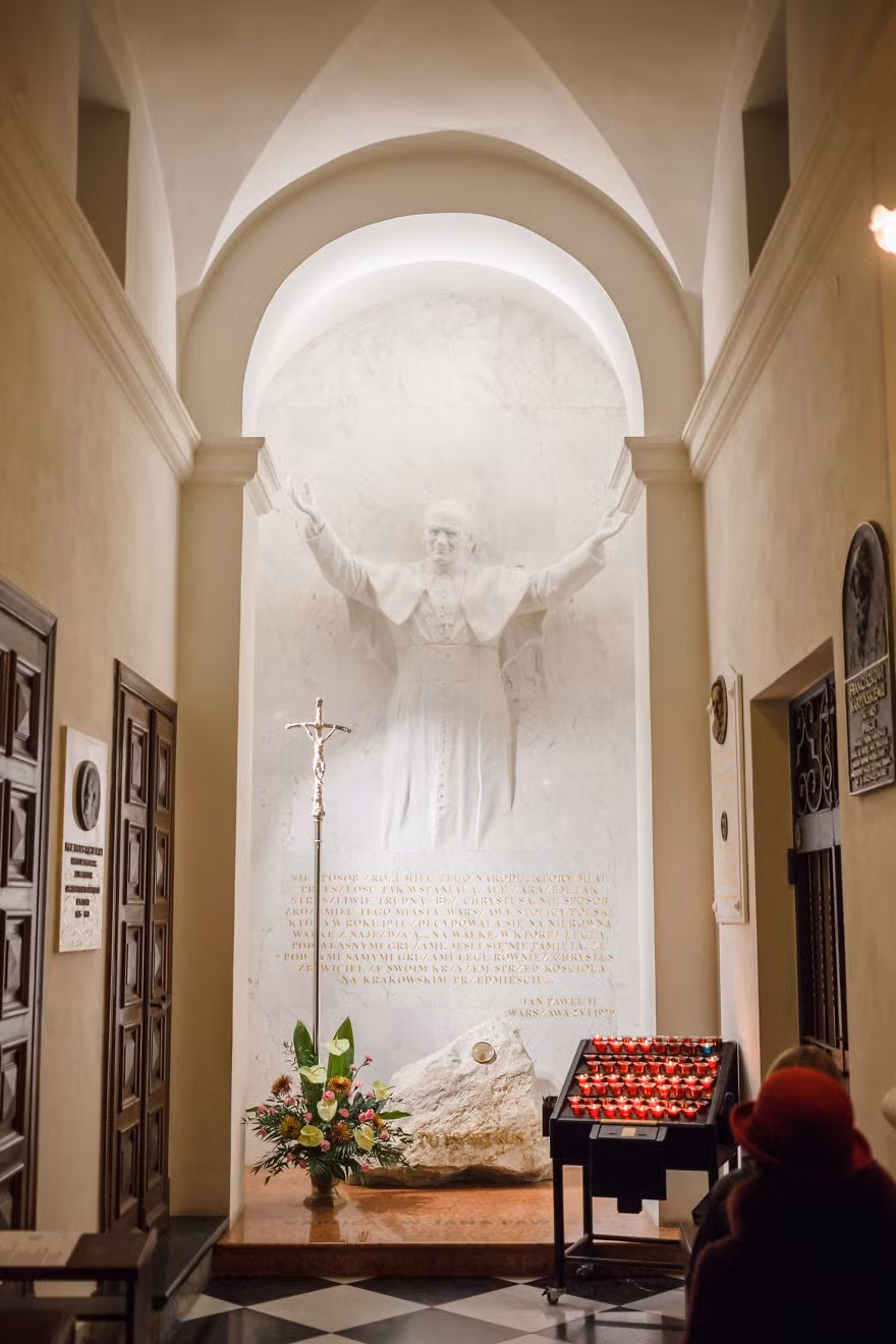 Tác phẩm điêu khắc bằng đá cẩm thạch tuyệt đẹp về Đức Giáo hoàng John Paul II.