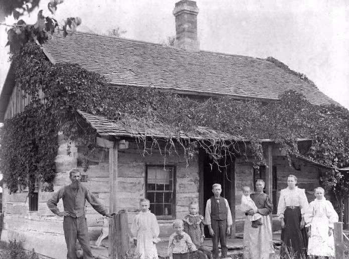 Một gia đình đứng trước ngôi nhà của họ vào năm 1898.