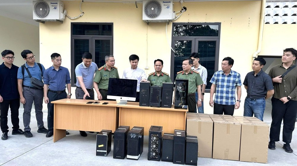 Công an Thanh Hóa thu giữ nhiều máy tính và tang vật vụ án. Ảnh: TRUNG HƯNG