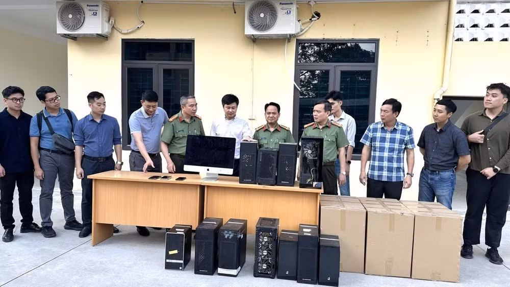Công an Thanh Hóa thu giữ nhiều máy tính và tang vật vụ án. Ảnh: TRUNG HƯNG