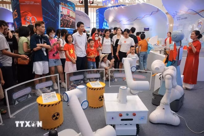 Gian trưng bày của Viện Hàn lâm Khoa học và Công nghệ Việt Nam tại triển lãm thành tựu đất nước. (Ảnh: Hoàng Hiếu/TTXVN)