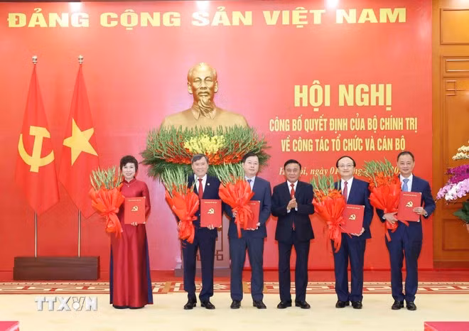 Đồng chí Trần Cẩm Tú, Ủy viên Bộ Chính trị, Thường trực Ban Bí thư trao các Quyết định cho đại diện lãnh đạo 5 cơ quan, gồm: Đài Truyền hình Việt Nam, Đài Tiếng nói Việt Nam, Thông tấn xã Việt Nam, Viện Hàn lâm Khoa học xã hội Việt Nam, Viện Hàn lâm Khoa học và Công nghệ Việt Nam. (Ảnh: Phương Hoa/TTXVN)