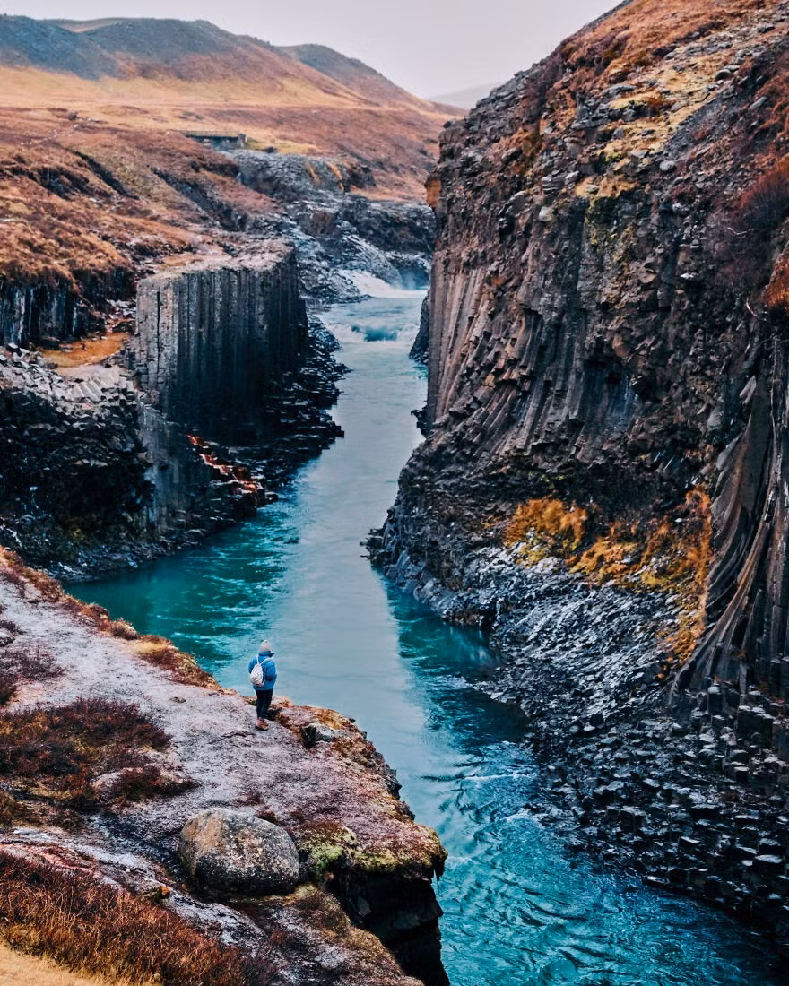 Hẻm núi Studlagil là một địa danh thiên nhiên ngoạn mục được hình thành từ những cột đá bazan cao chót vót.