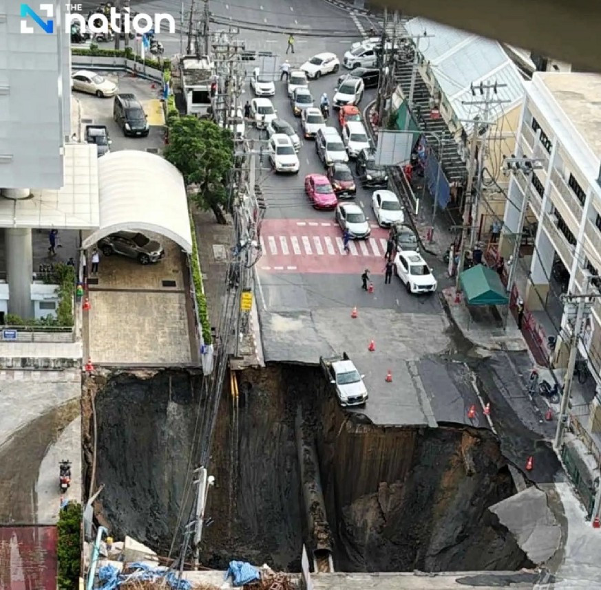 "Hố tử thần" có kích thước khoảng 30x30 mét, sâu tới 50 mét. Ảnh: The Nation.