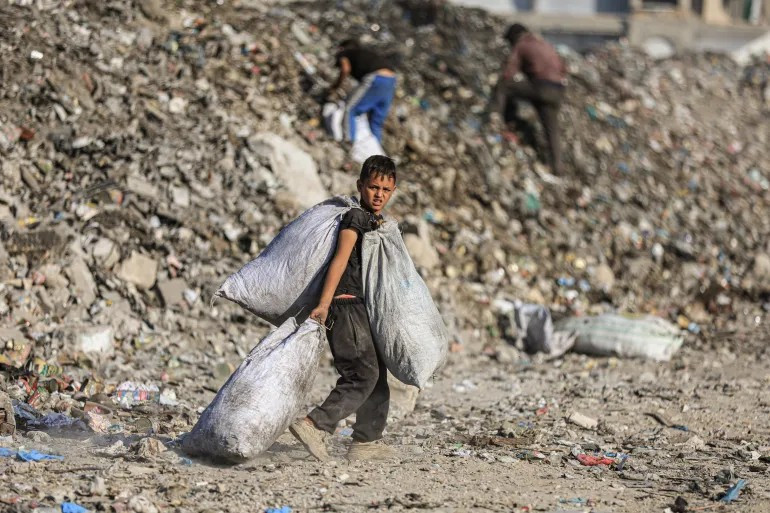 Cái đói khiến nhiều người dân Palestine phải lục lọi các bãi rác ở Gaza để tìm kiếm đồ ăn. Ảnh: Anadolu.