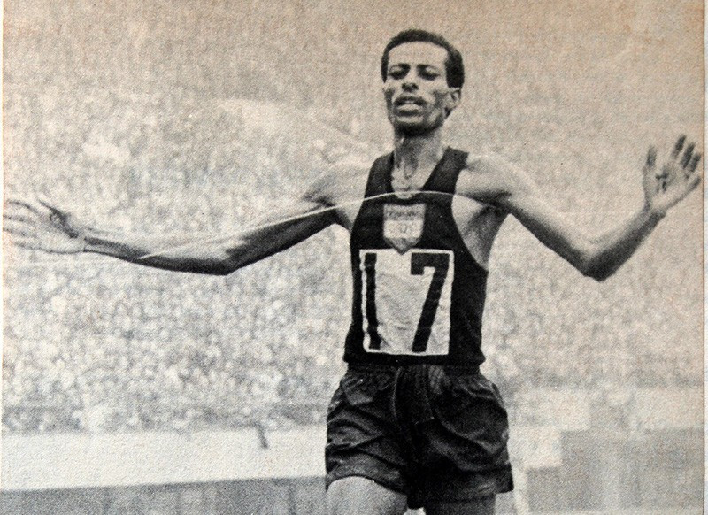 Abebe Bikila (1932–1973), vận động viên người Ethiopia, là người châu Phi da màu đầu tiên giành huy chương vàng Olympic. Ông được xem là một trong những vận động viên chạy marathon vĩ đại nhất mọi thời đại. Ảnh: athleticspodium.