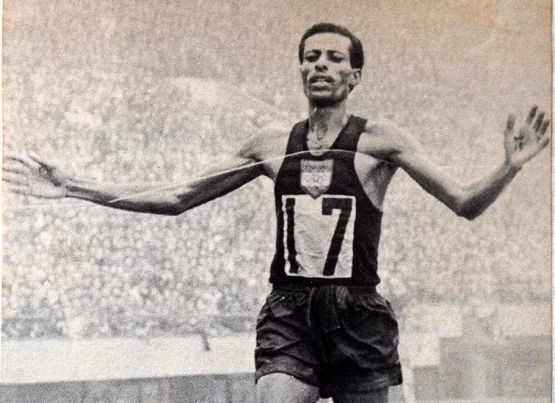 Abebe Bikila (1932–1973), vận động viên người Ethiopia, là người châu Phi da màu đầu tiên giành huy chương vàng Olympic. Ông được xem là một trong những vận động viên chạy marathon vĩ đại nhất mọi thời đại. Ảnh: athleticspodium.