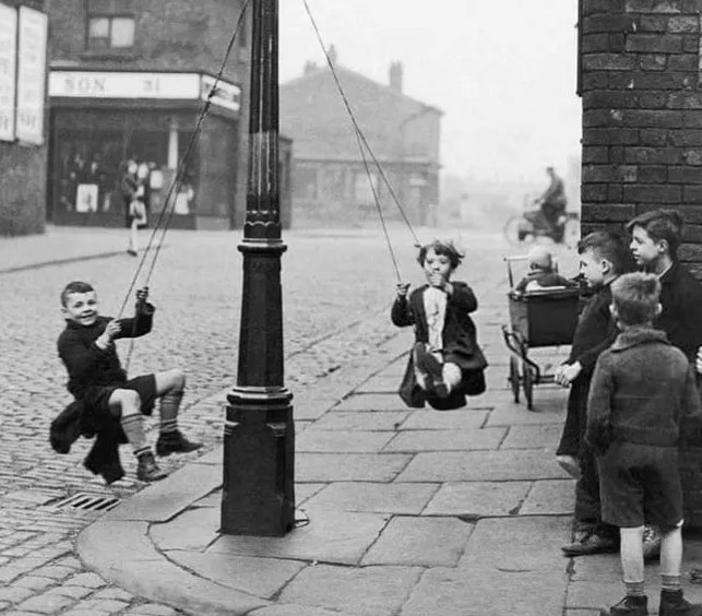 Những đứa trẻ chơi đùa trên một con phố ở Manchester, Anh, năm 1943.
