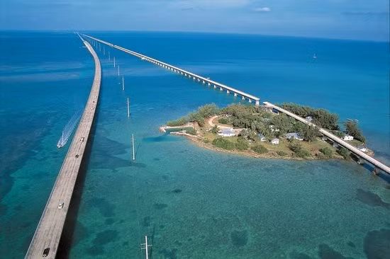 Đường cao tốc Overseas ở Mỹ dài khoảng 181 km với khung cảnh thiên nhiên ngoạn mục. Ảnh: theculturetrip.