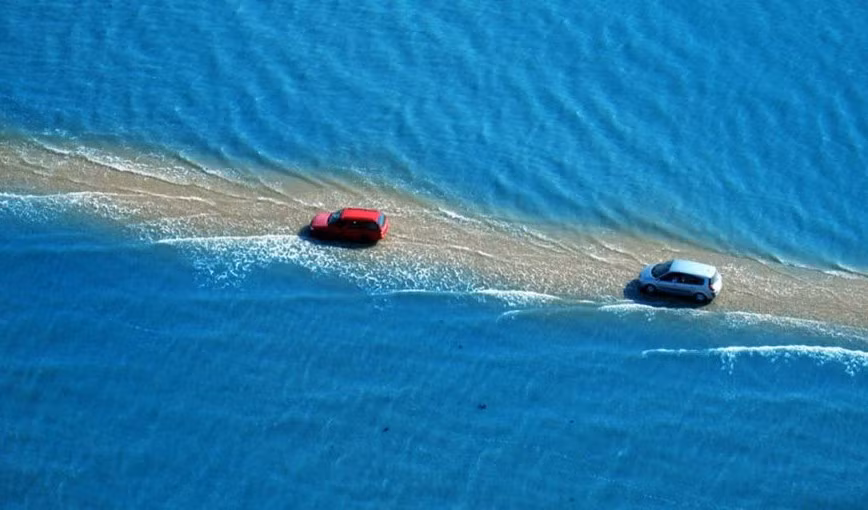 Le Passage du Gois (ở Pháp) là một "kỳ quan thiên nhiên" nổi tiếng thế giới. Con đường này bị ngập hai lần mỗi ngày do thủy triều dâng cao. Ảnh: mymodernmet.