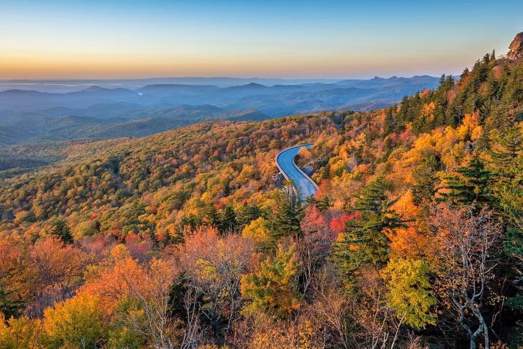 Theo trang Buzznfun.com, Blue Ridge Parkway là một tuyến đường cảnh quan tuyệt đẹp ở Mỹ, dài 755 km và được trải nhựa hoàn toàn. Cung đường này đặc biệt nổi tiếng với cảnh quan thiên nhiên ngoạn mục, đặc biệt là vào mùa thu khi lá cây chuyển màu. Ảnh: Peakvisor.