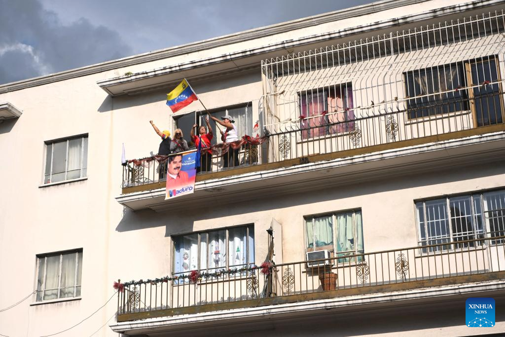 Người dân vẫy cờ Venezuela trong cuộc biểu tình ở thủ đô Caracas.