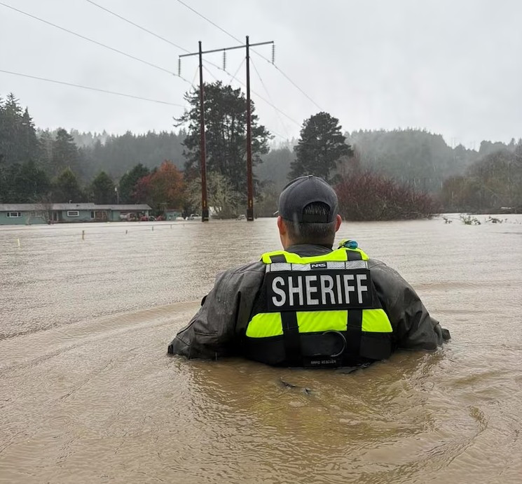 Thị trưởng thành phố Redding cảnh báo về thời tiết nguy hiểm hơn nữa trong những ngày tới, và thành phố đã phân phát bao cát miễn phí cho người dân để chuẩn bị cho cơn bão tiếp theo. Ảnh: Văn phòng cảnh sát trưởng quận Humboldt.