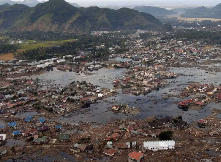 Trận động đất có cường độ 9,1 độ Richter xảy ra ngoài khơi đảo Sumatra của Indonesia vào ngày 26/12/2004, tiếp theo đó là một cơn sóng thần lan ra khắp Ấn Độ Dương. Số người thiệt mạng trong thảm họa này là khoảng 230.000 người. Ảnh: Britannica.