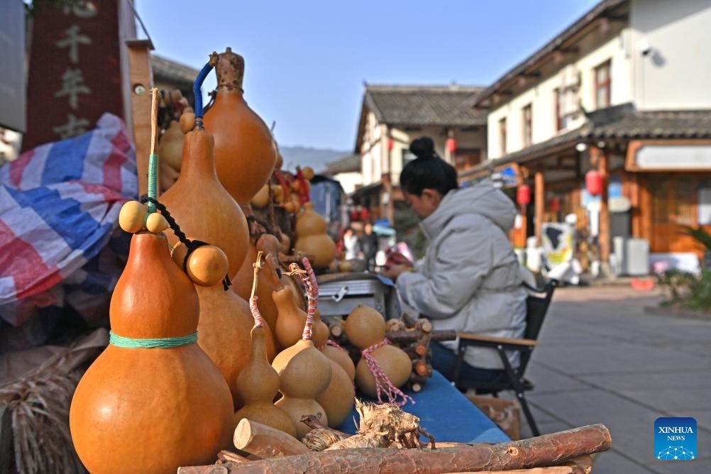 Một người dân làm đồ thủ công mỹ nghệ trong thị trấn cổ.