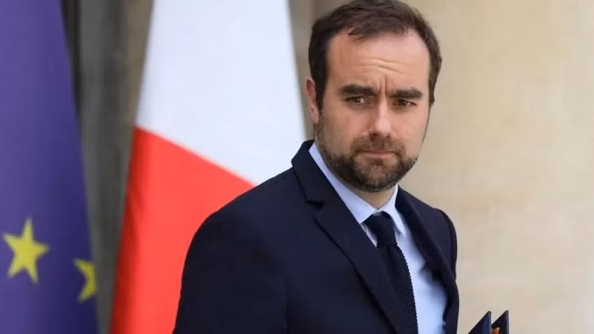 Năm 2017, sau khi ông Macron đắc cử Tổng thống Pháp, ông Lecornu gia nhập chính phủ và được bổ nhiệm lần lượt vào nhiều vị trí: Quốc vụ khanh Bộ Môi trường (2017-2018), Bộ trưởng phụ trách Chính quyền địa phương (2018-2020), Bộ trưởng phụ trách Hải ngoại (2020-2022), và từ năm 2022 là Bộ trưởng Quốc phòng Pháp. Ảnh: Sputnik.
