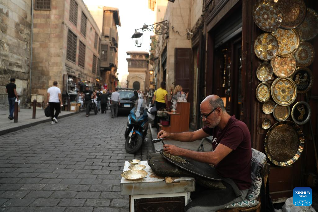 Một nghệ nhân đang làm đồ thủ công bằng đồng trên một con phố cổ gần chợ cổ Khan el-Khalili ngày 22/10/2025.