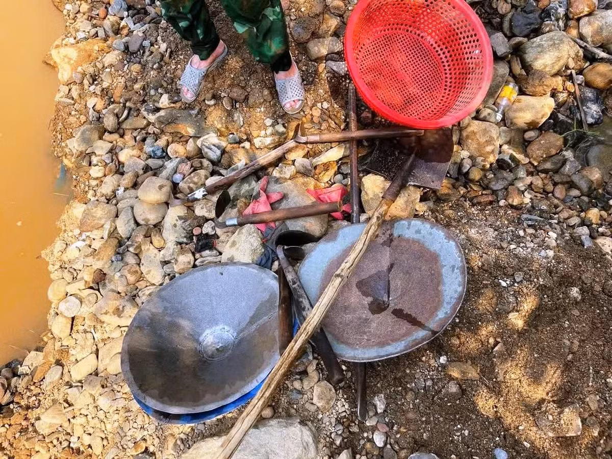 Dụng cụ đào, đãi vàng được lực lượng chức năng thu giữ tại hiện trường.