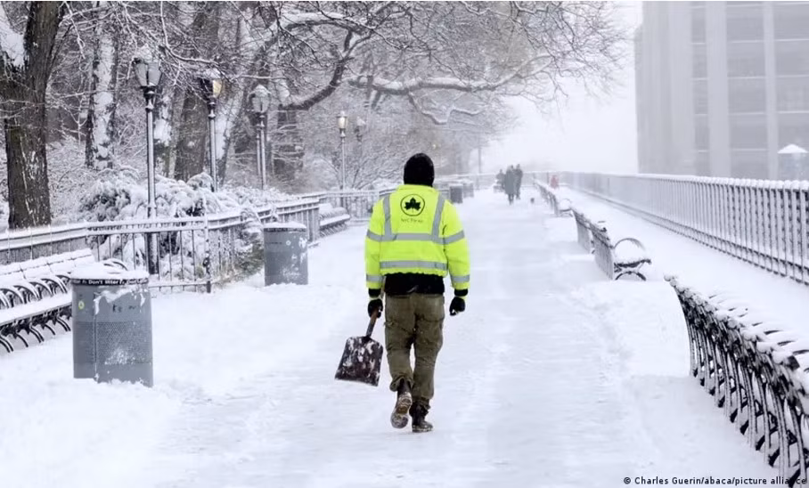 Cuối tuần qua, một trận bão tuyết mùa đông cũng "càn quét" thành phố New York, tuyết phủ trắng xóa nhiều khu vực. Ảnh: DW/picture alliance.
