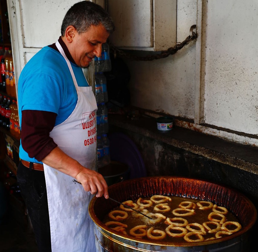Người đàn ông đang làm món tráng miệng ở Diyarbakır.