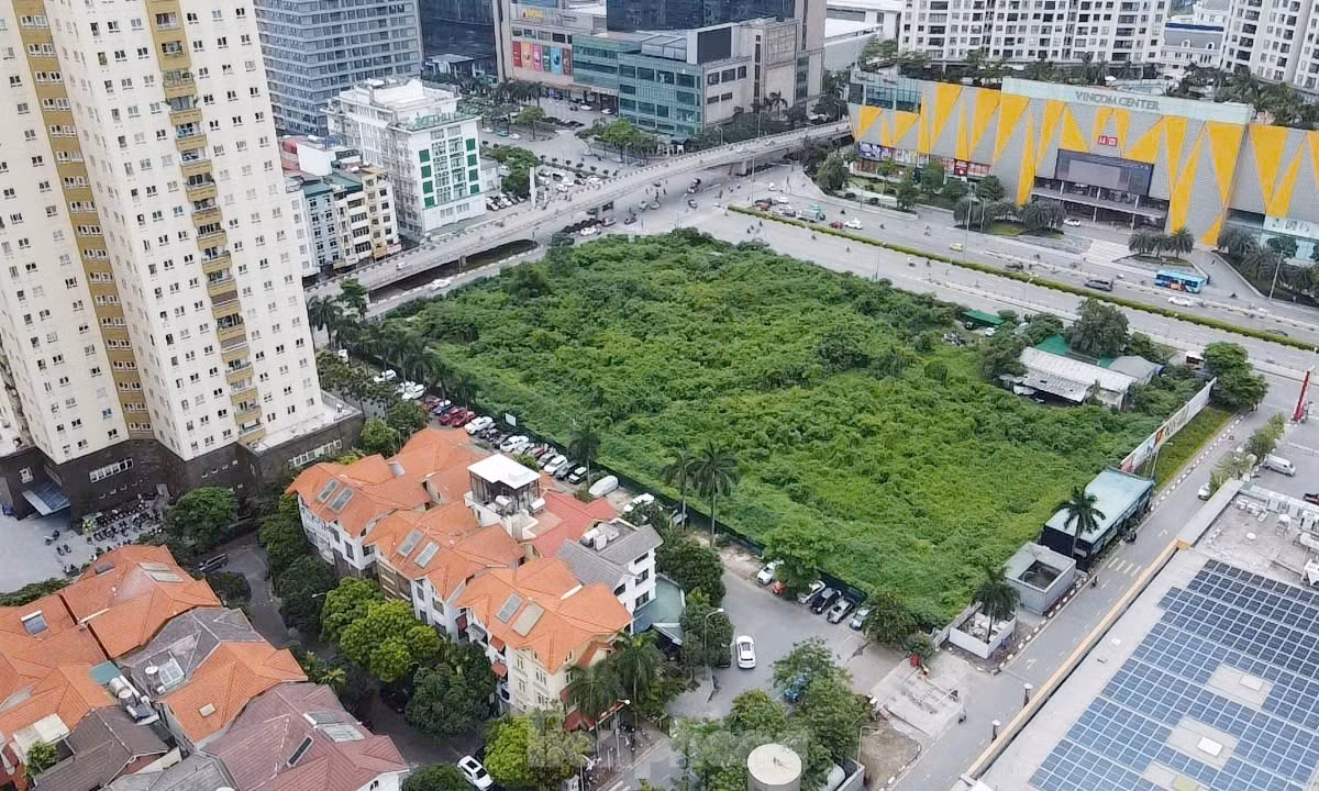 Ghi nhận của PV, phần vỉa hè phía sau khu đất dự án được tận dụng làm bãi đỗ xe.