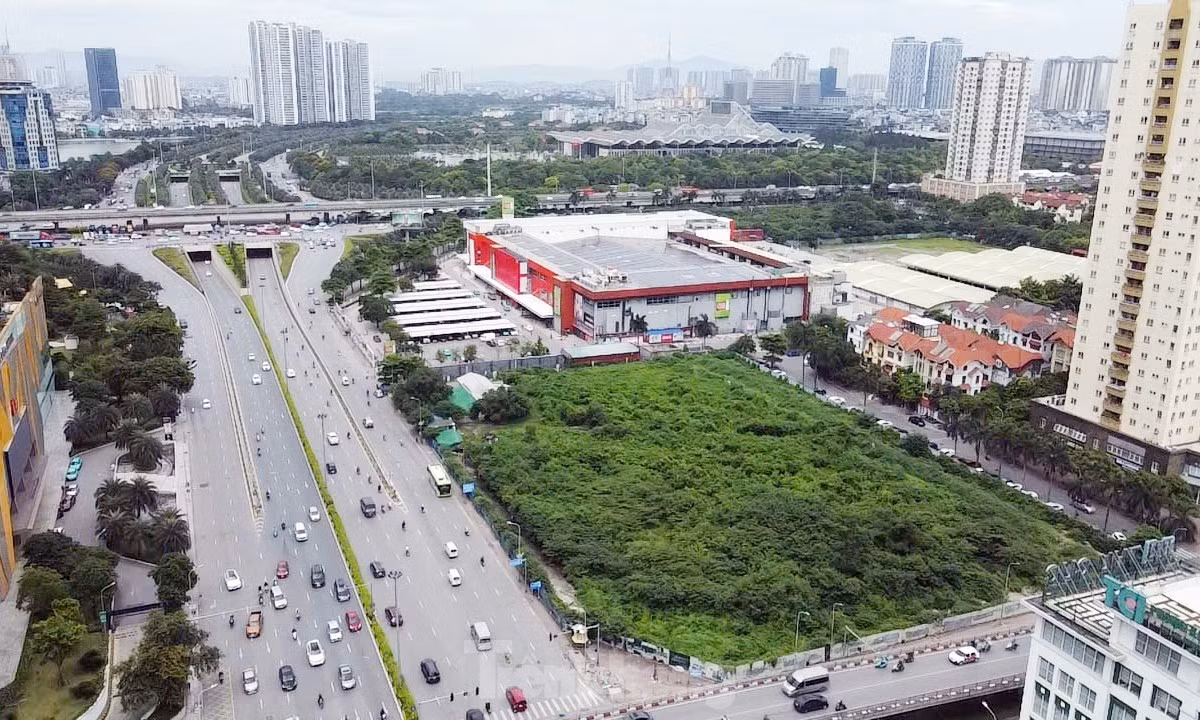 Khu đất thực hiện dự án Tháp tài chính quốc tế có vị trí đắc địa nằm cạnh nút giao Trung Hoà - cửa ngõ phía Tây của Thủ đô với tuyến đường vành đai 3 trên cao, Đại lộ Thăng Long...