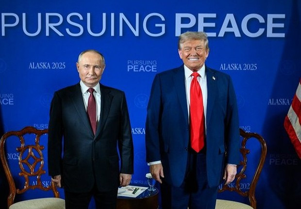 "Nga thực sự quan tâm đến việc chấm dứt xung đột Ukraine và đảm bảo giải pháp cho vấn đề Ukraine mang tính lâu dài", ông Putin tuyên bố. Tuy nhiên, Tổng thống Putin cho biết bất kỳ giải pháp bền vững nào cũng phải giải quyết tận gốc rễ của cuộc xung đột, đồng thời cân nhắc đến những lo ngại chính đáng của Nga. "Cần phải khôi phục sự cân bằng an ninh công bằng ở châu Âu và trên toàn cầu", ông chủ Điện Kremlin tuyên bố. Ảnh: X.