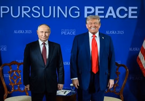 "Nga thực sự quan tâm đến việc chấm dứt xung đột Ukraine và đảm bảo giải pháp cho vấn đề Ukraine mang tính lâu dài", ông Putin tuyên bố. Tuy nhiên, Tổng thống Putin cho biết bất kỳ giải pháp bền vững nào cũng phải giải quyết tận gốc rễ của cuộc xung đột, đồng thời cân nhắc đến những lo ngại chính đáng của Nga. "Cần phải khôi phục sự cân bằng an ninh công bằng ở châu Âu và trên toàn cầu", ông chủ Điện Kremlin tuyên bố. Ảnh: X.