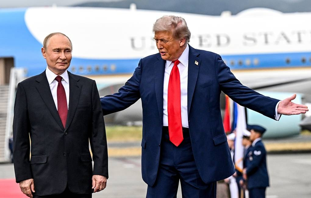 Tổng thống Nga Vladimir Putin đã lên chiếc xe bọc thép The Beast của Tổng thống Mỹ Donald Trump để cùng di chuyển tới địa điểm tổ chức hội đàm. Ảnh: Tass.