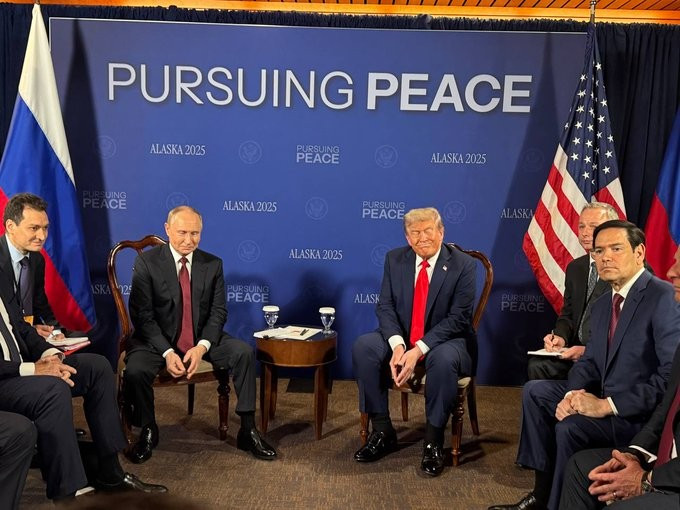 Vào khoảng 11h30 ngày 15/8 (giờ địa phương), cuộc hội đàm giữa hai nhà lãnh đạo Nga - Mỹ, với sự tham gia của các phụ tá thân cận, chính thức bắt đầu. Ảnh: X.